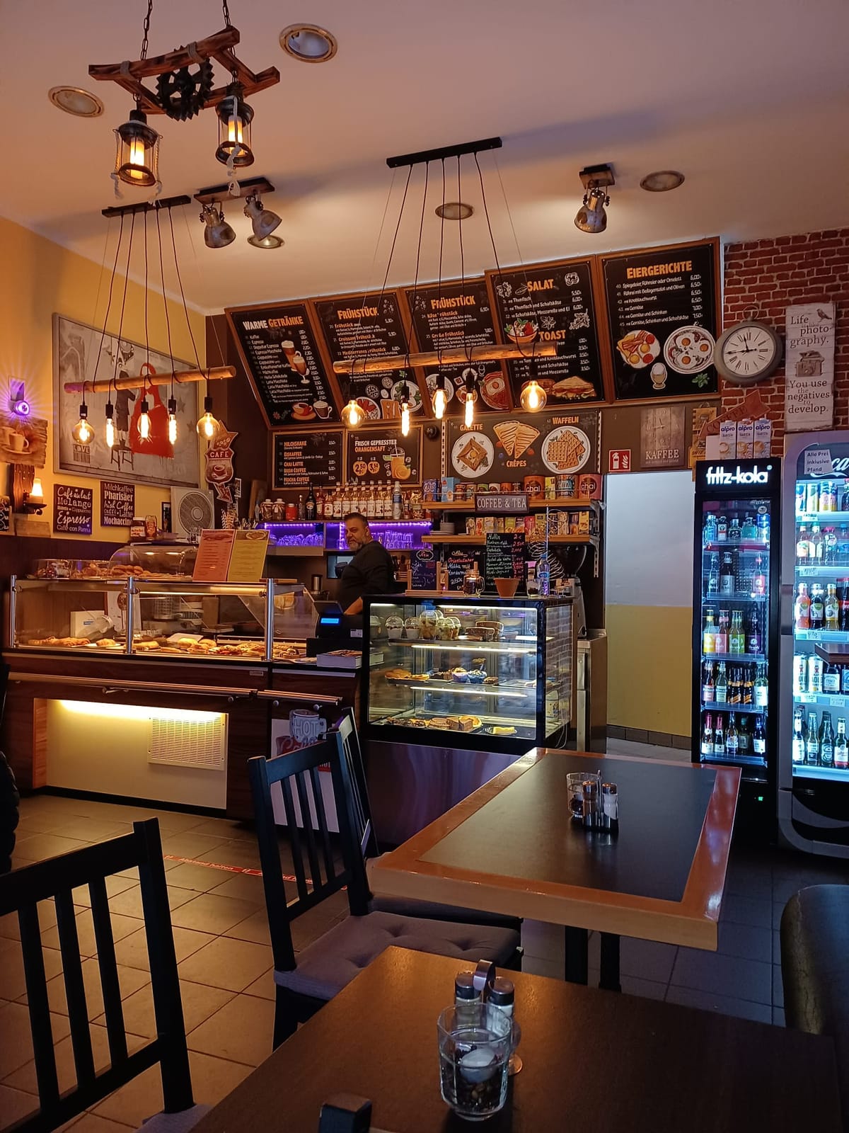 Vickis Café