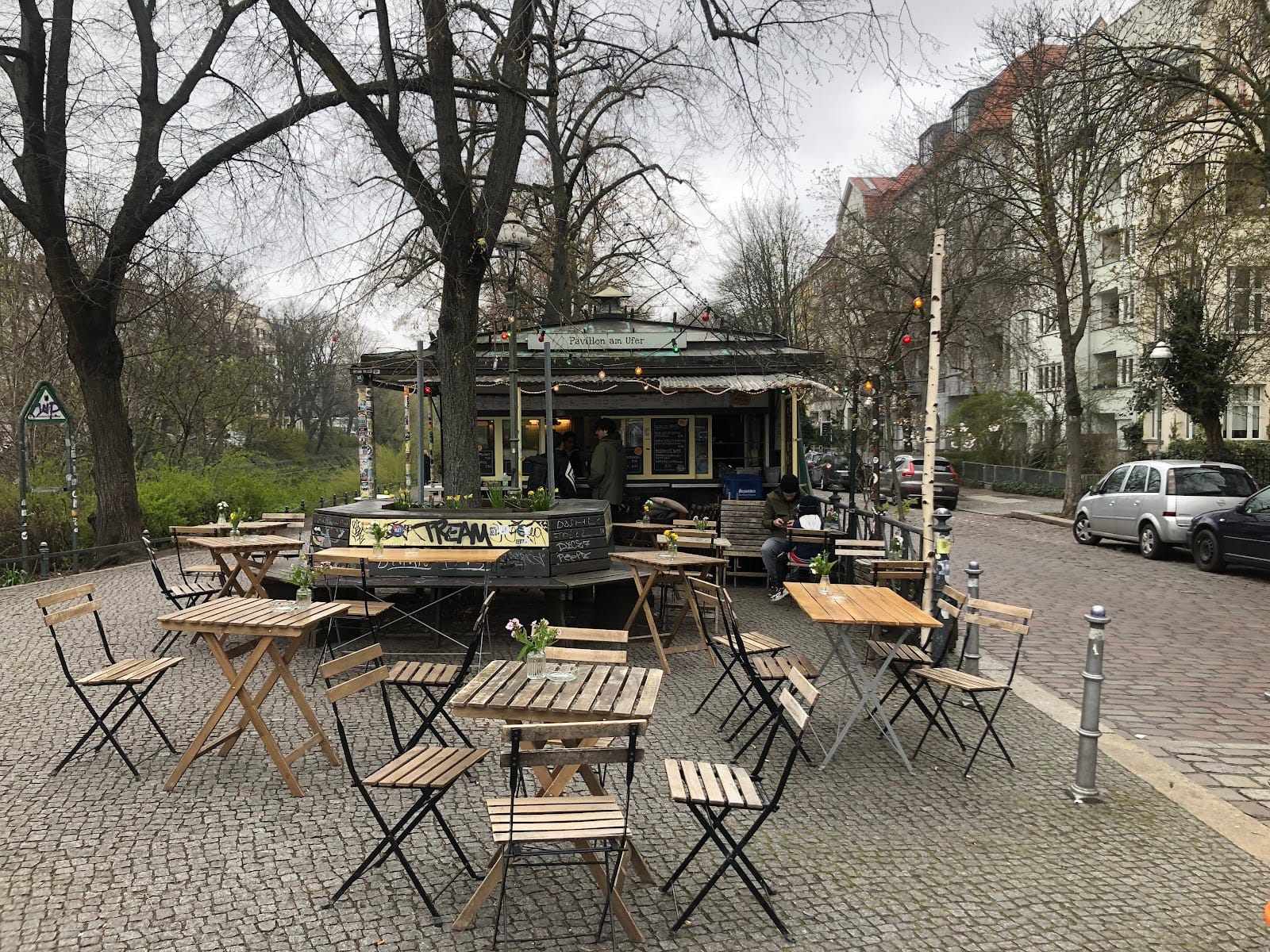 Pavillon am Ufer