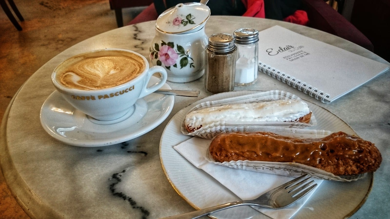 Eclair au Café