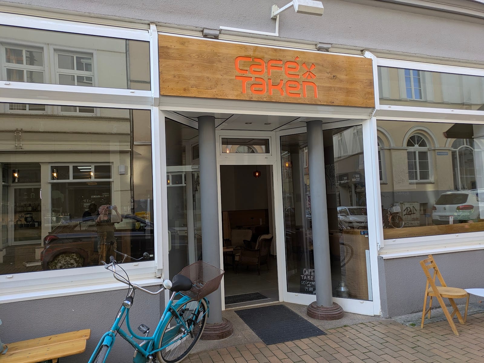 Café Taken