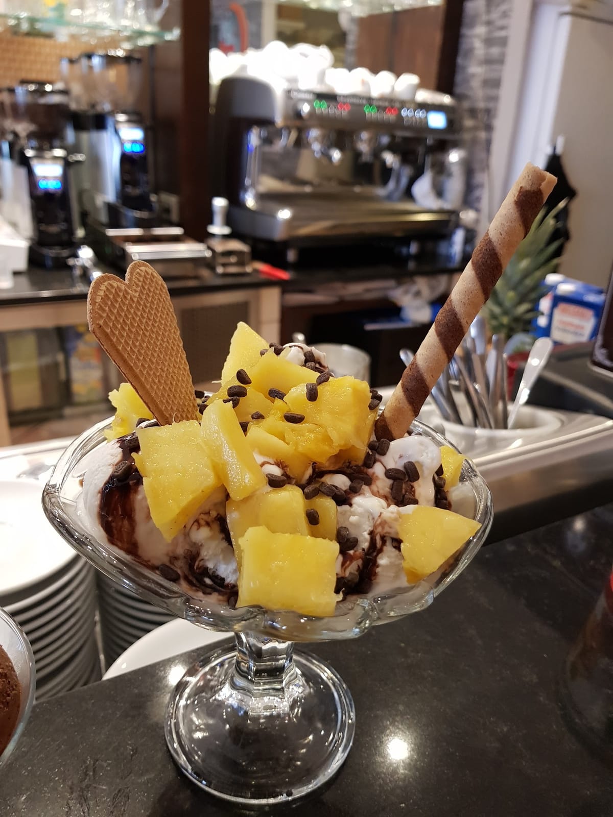Lavi Cafe & Bar