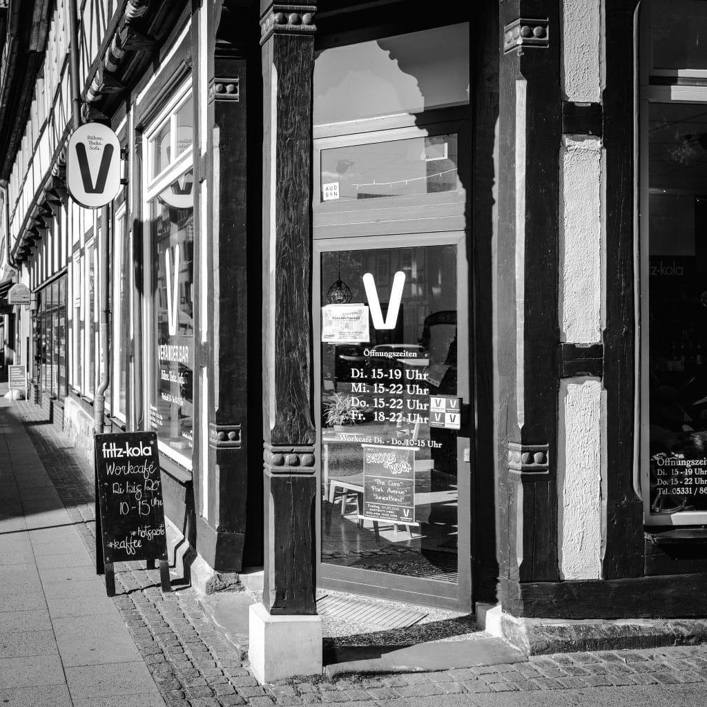 Veränder Bar - Bühne. Theke. Sofa. photo 3