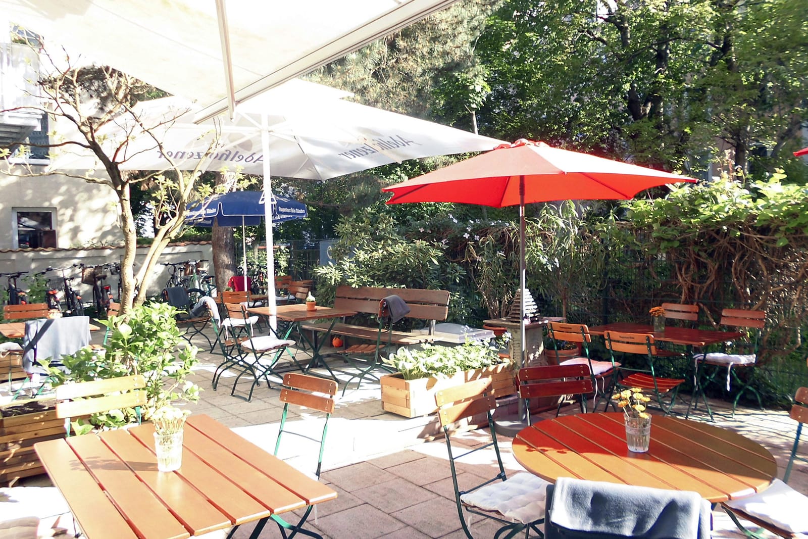 Café im Hinterhof photo 2