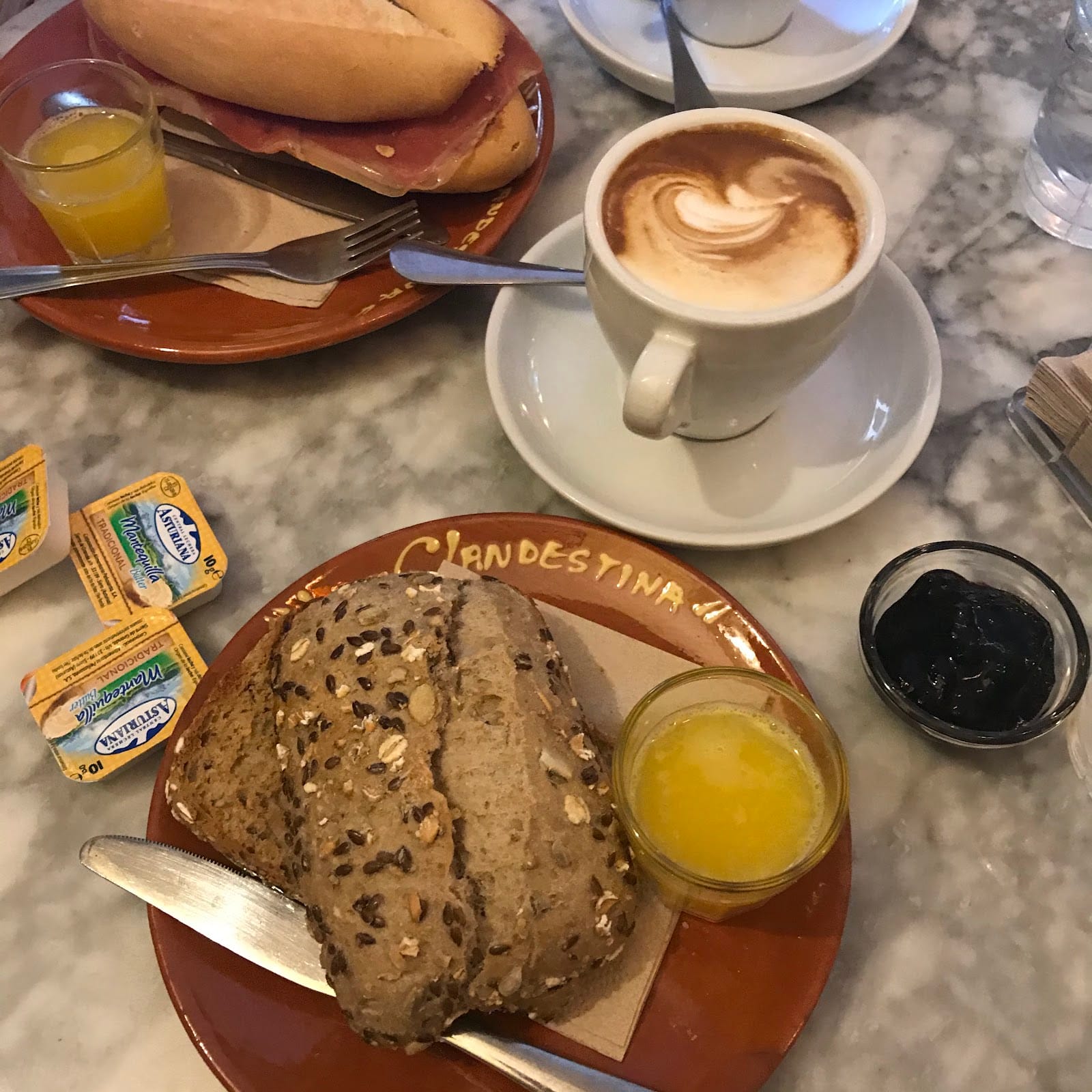 La Clandestina Librería-Café
