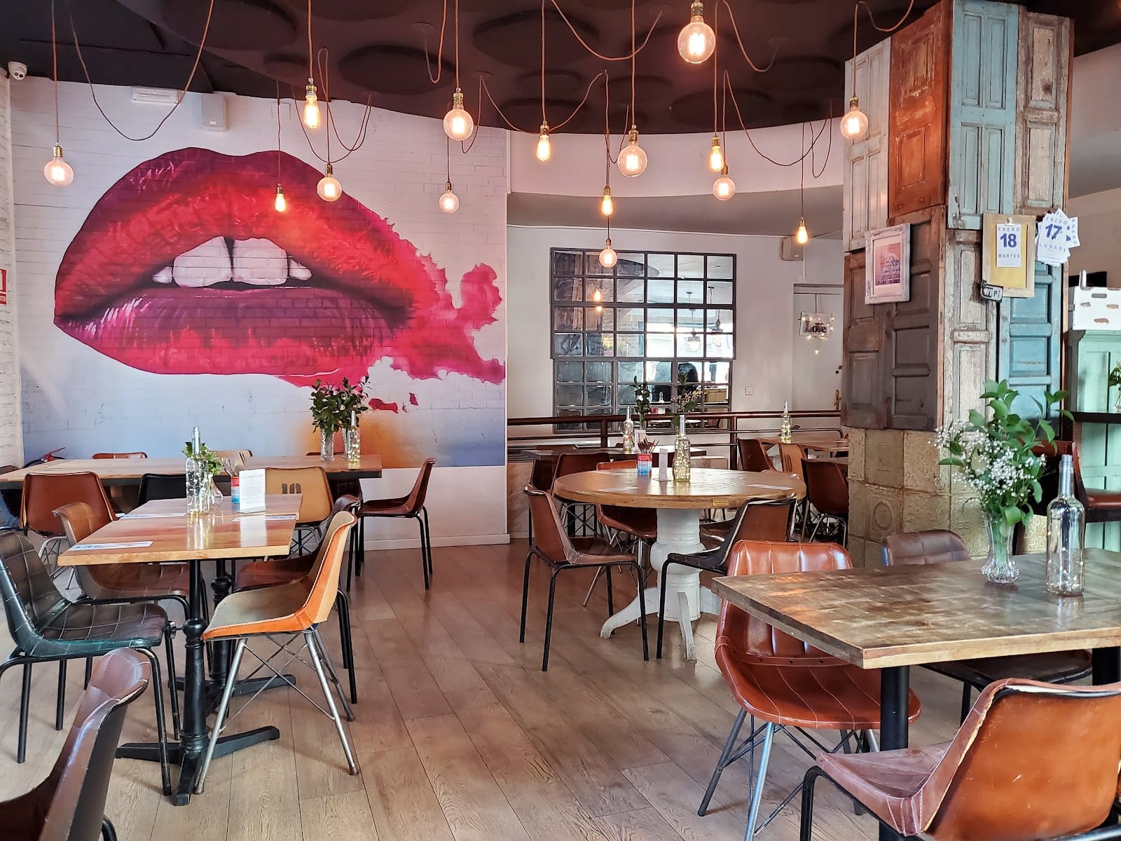 La Clandestina Café
