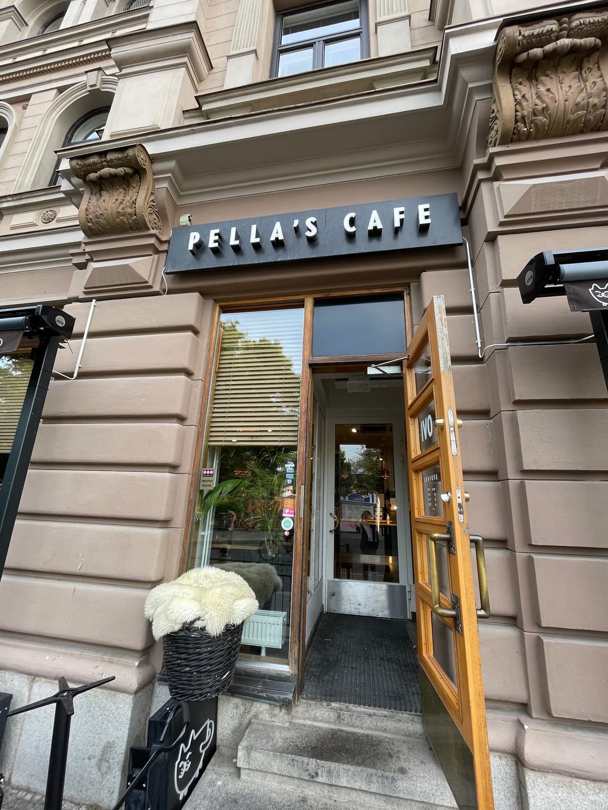 Pella's cafe & bakery
