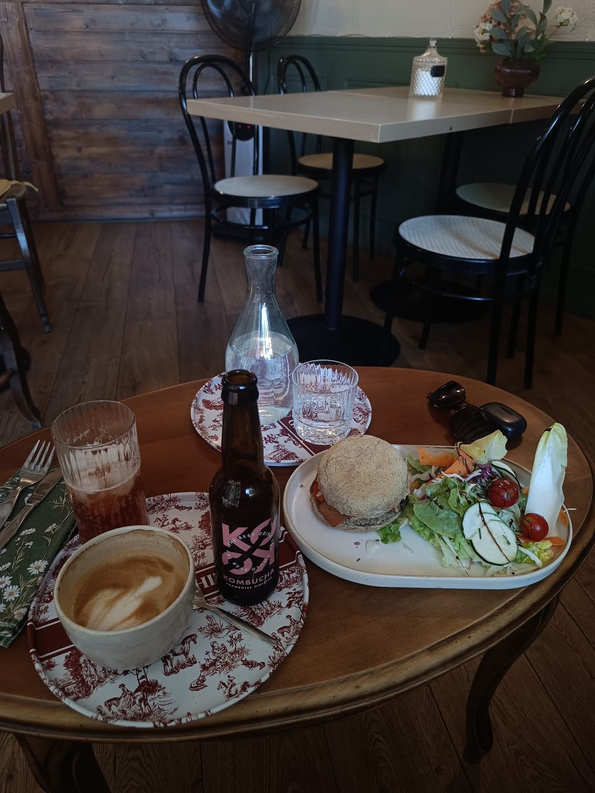 Roots Café