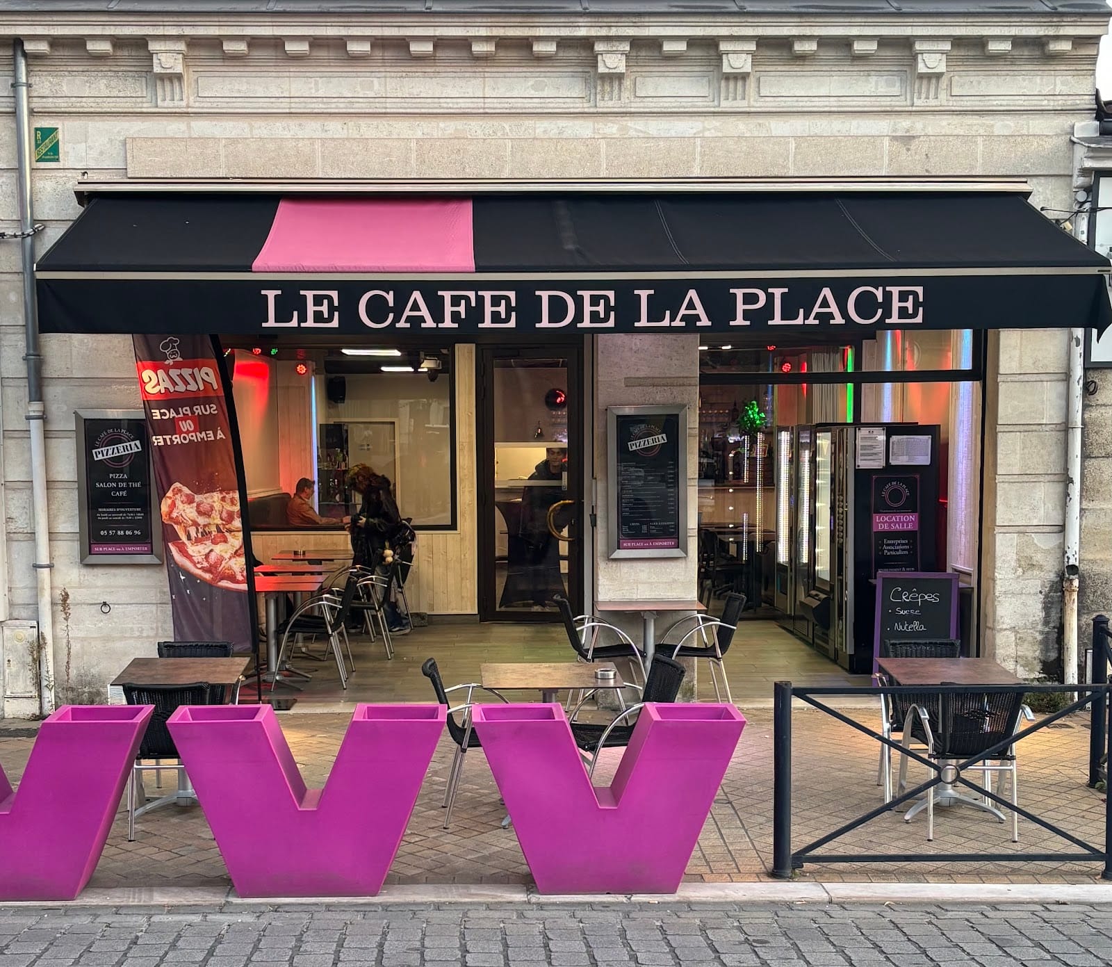 Le Café De La Place