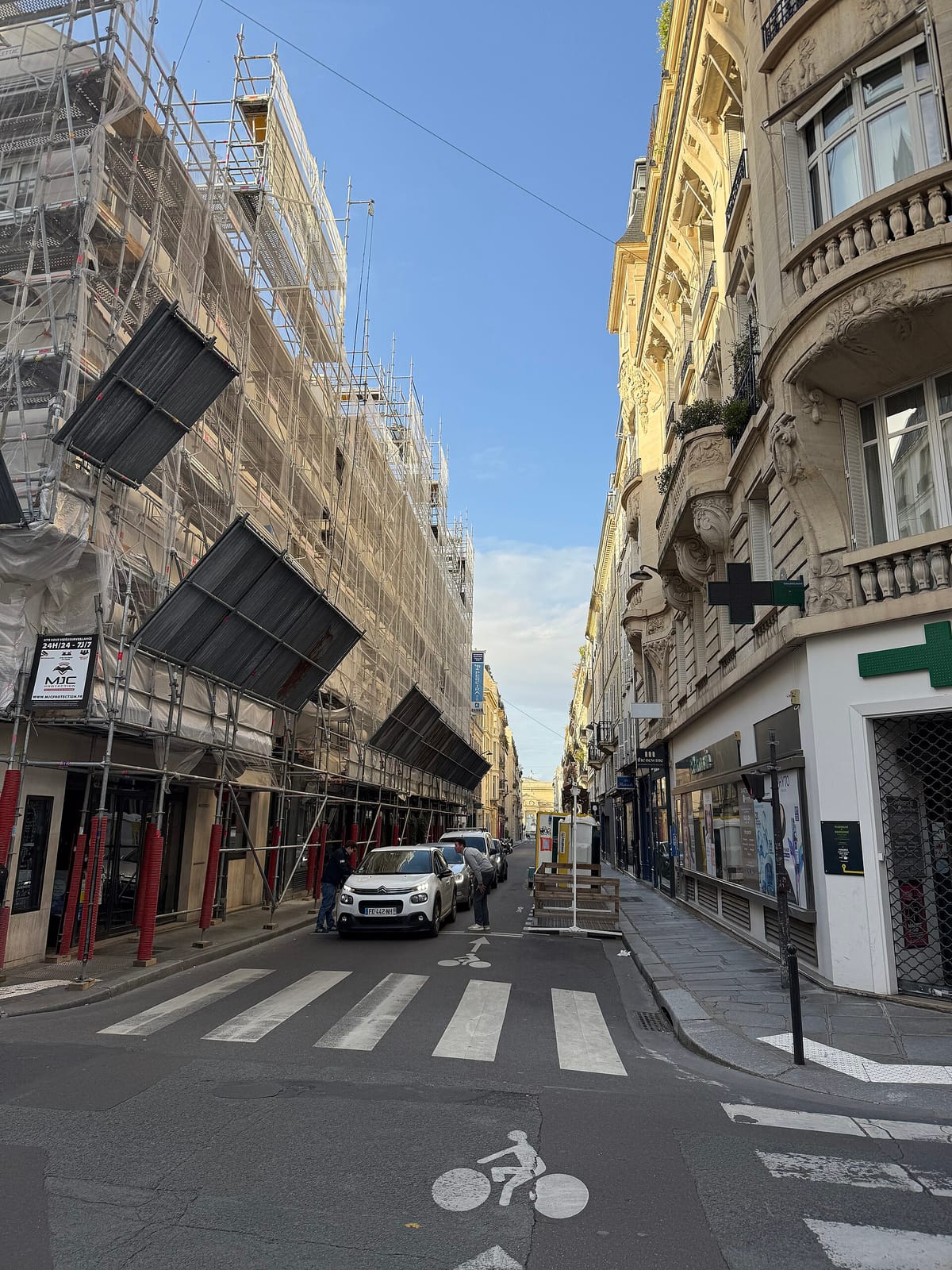 Au coin De La Rue photo 2