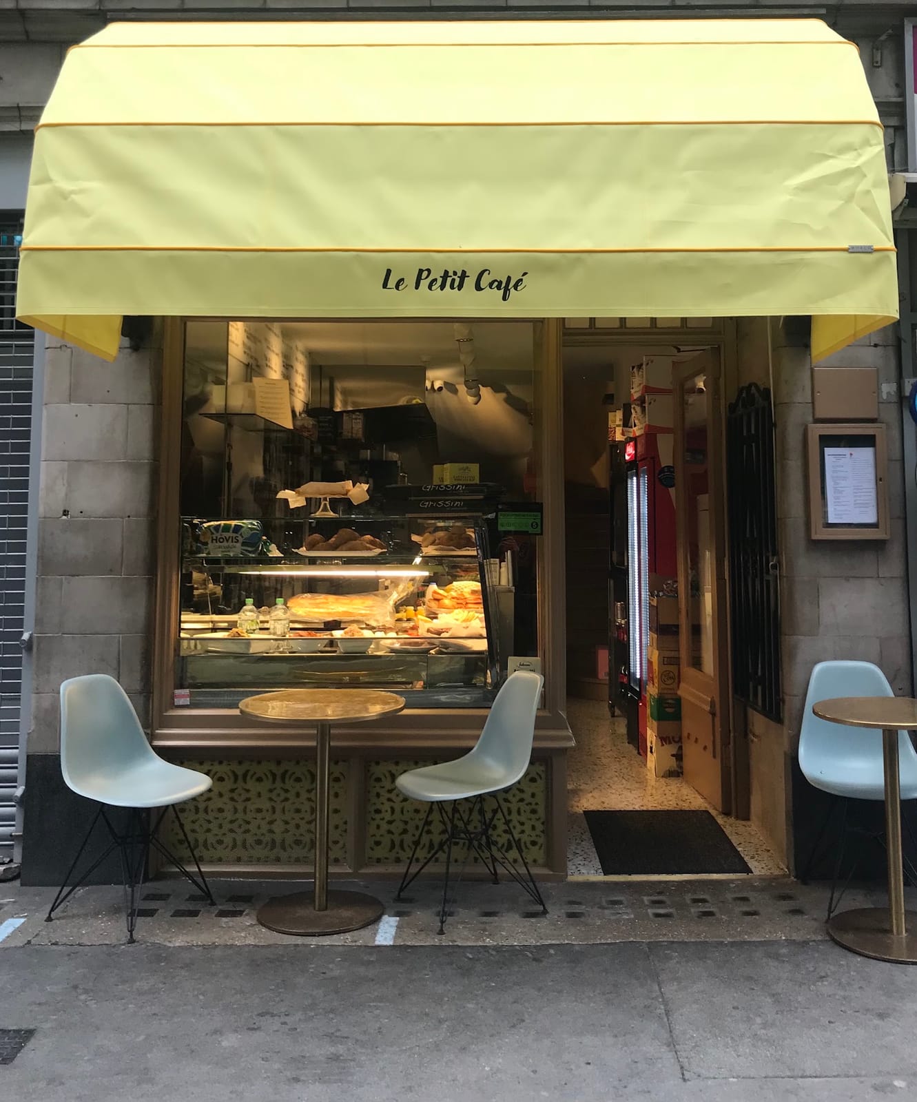Le Petit Cafe