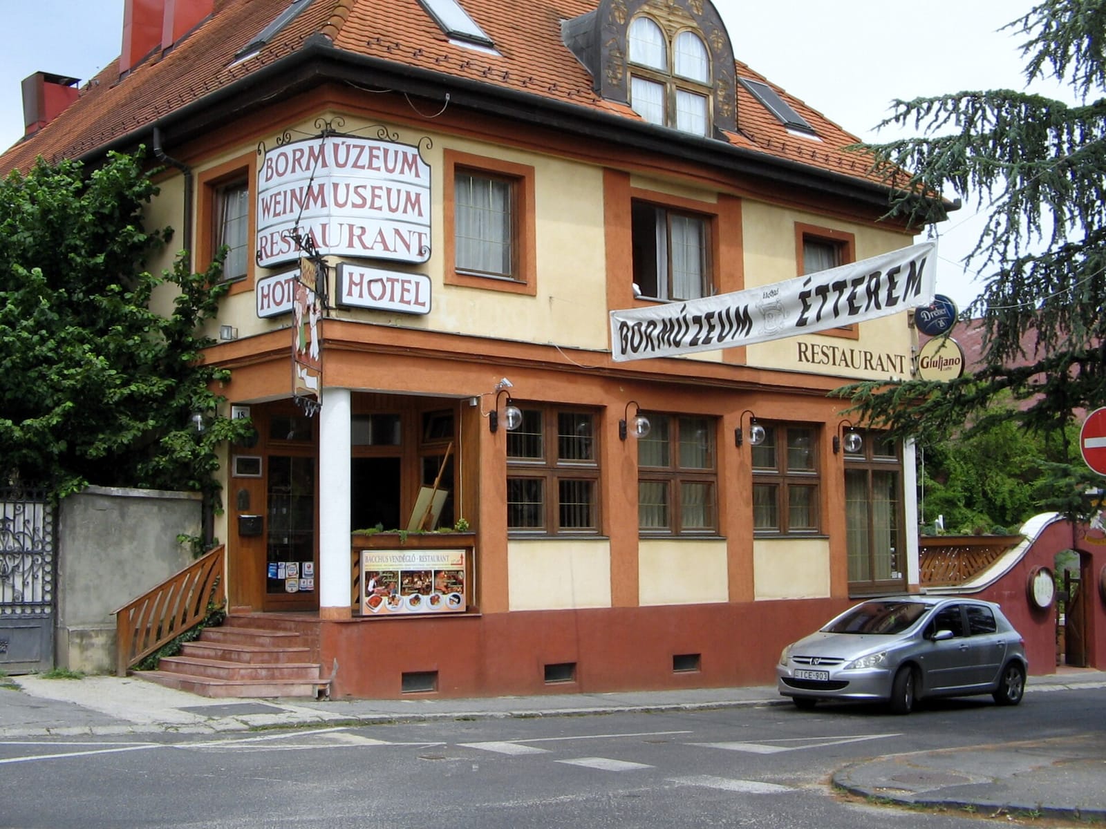 Tulipán Kávéház photo 4
