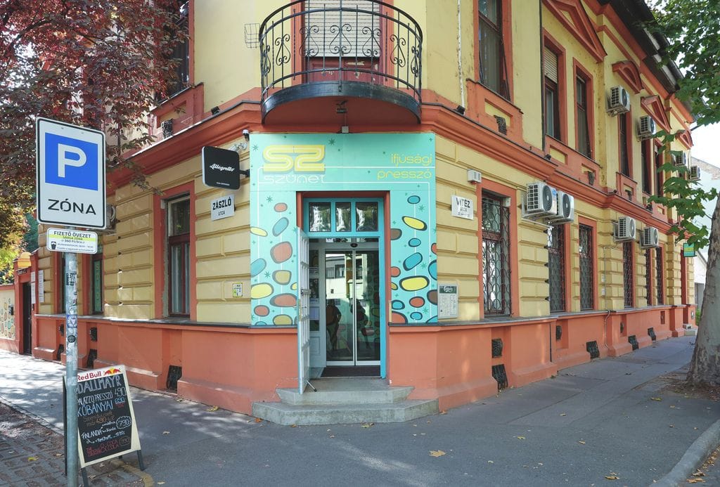 Szünet ifjúsági presszó