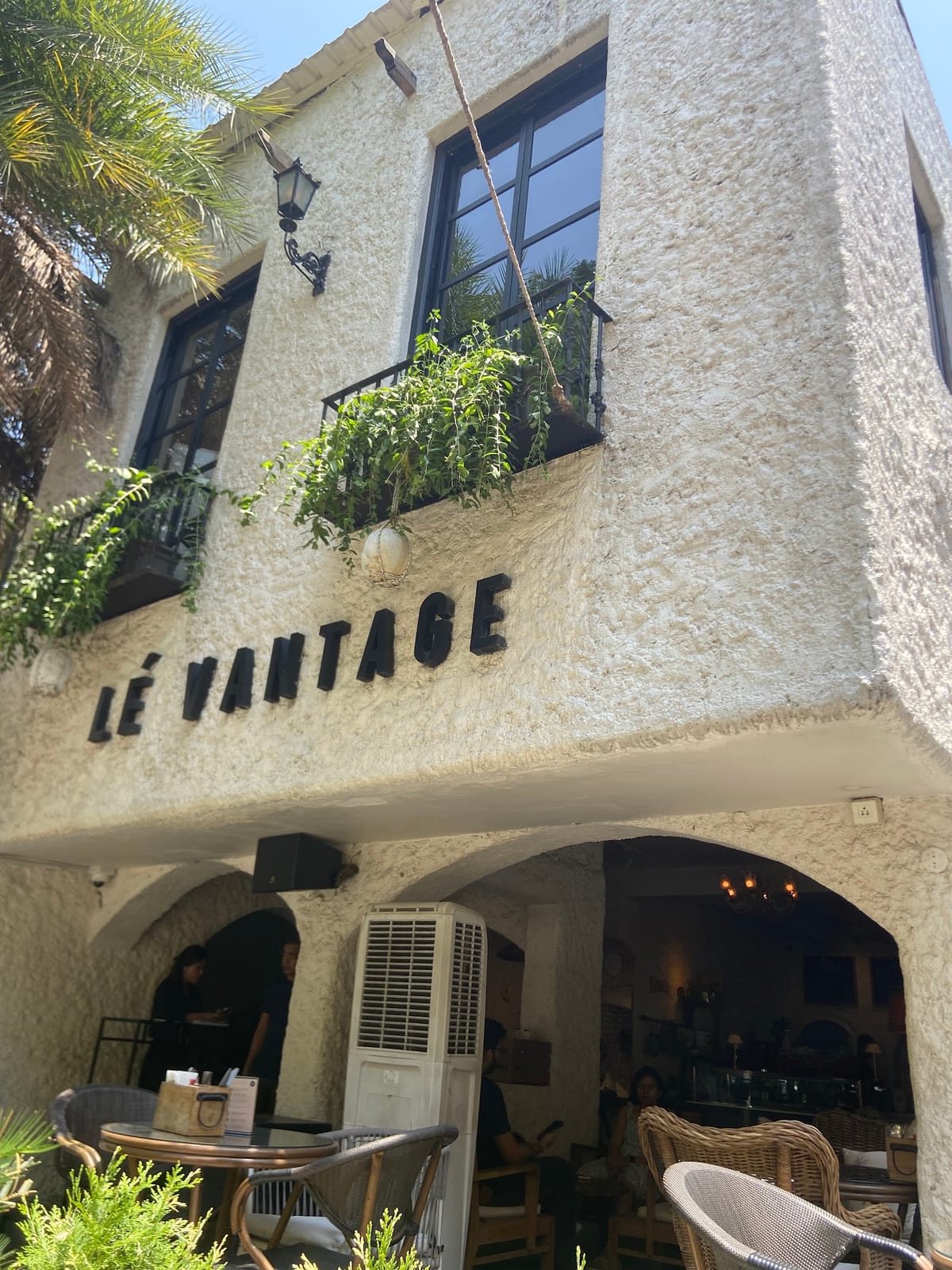 Le Vantage Cafe Bar