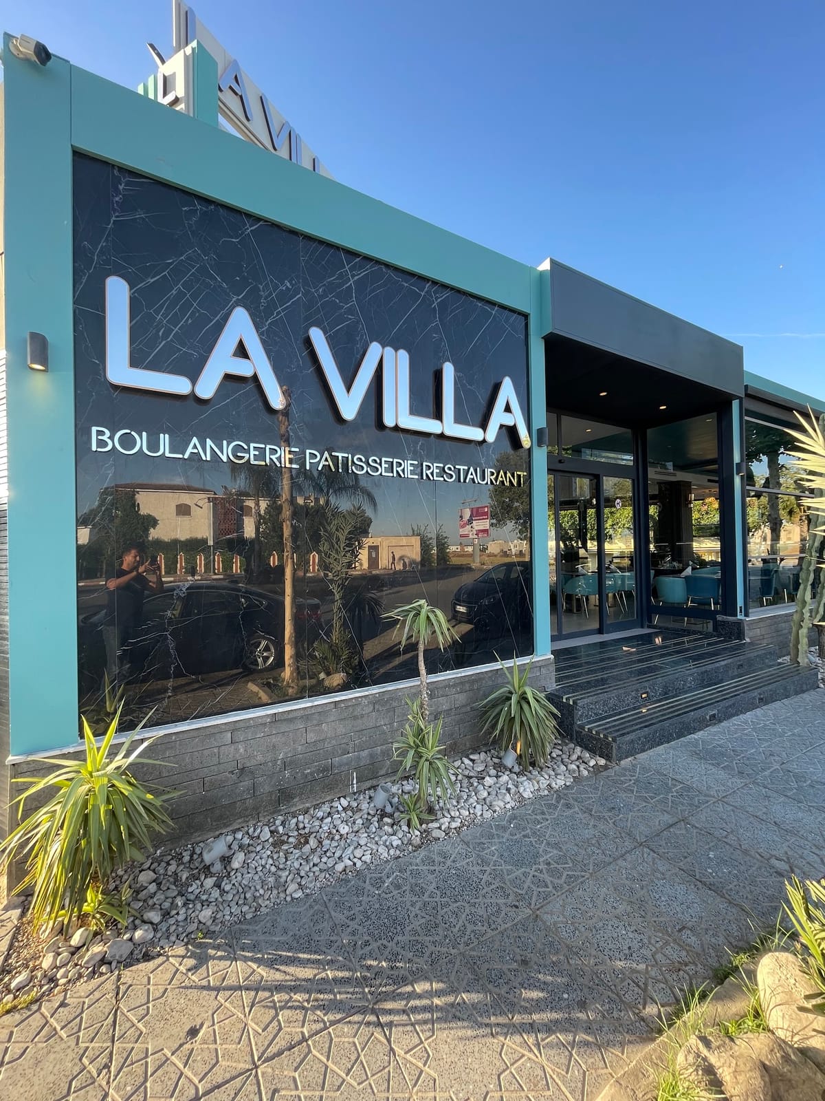 Café la villa مقهى لافيلا