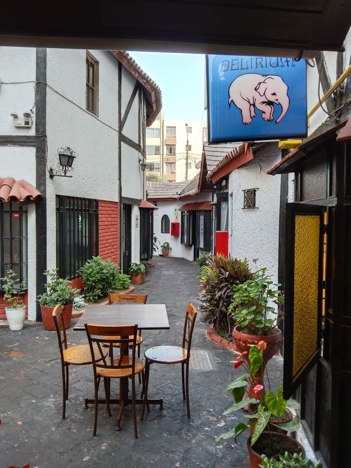 Treff Miraflores, Bar Alemán