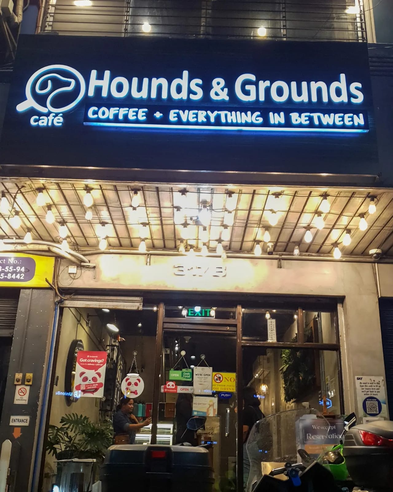 Hounds and Grounds Café