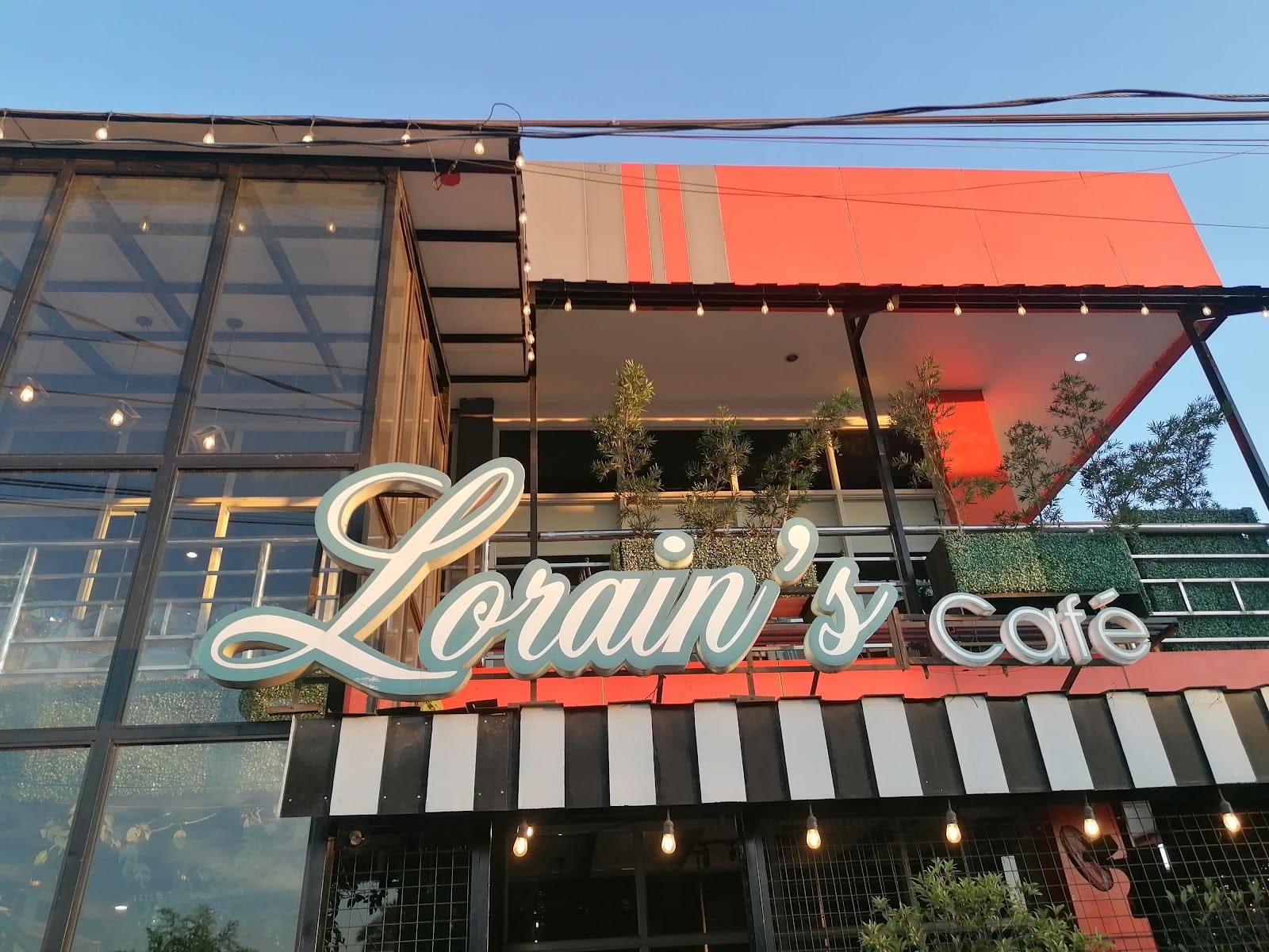 Lorain's Café