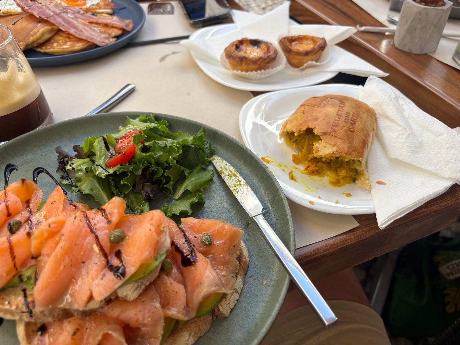 Between Cafe & Healthy Food