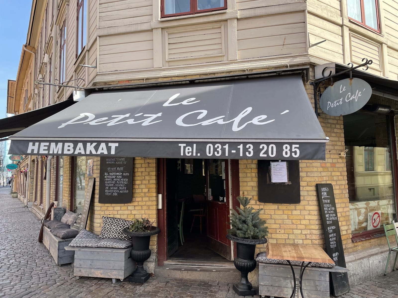 le Petit Café