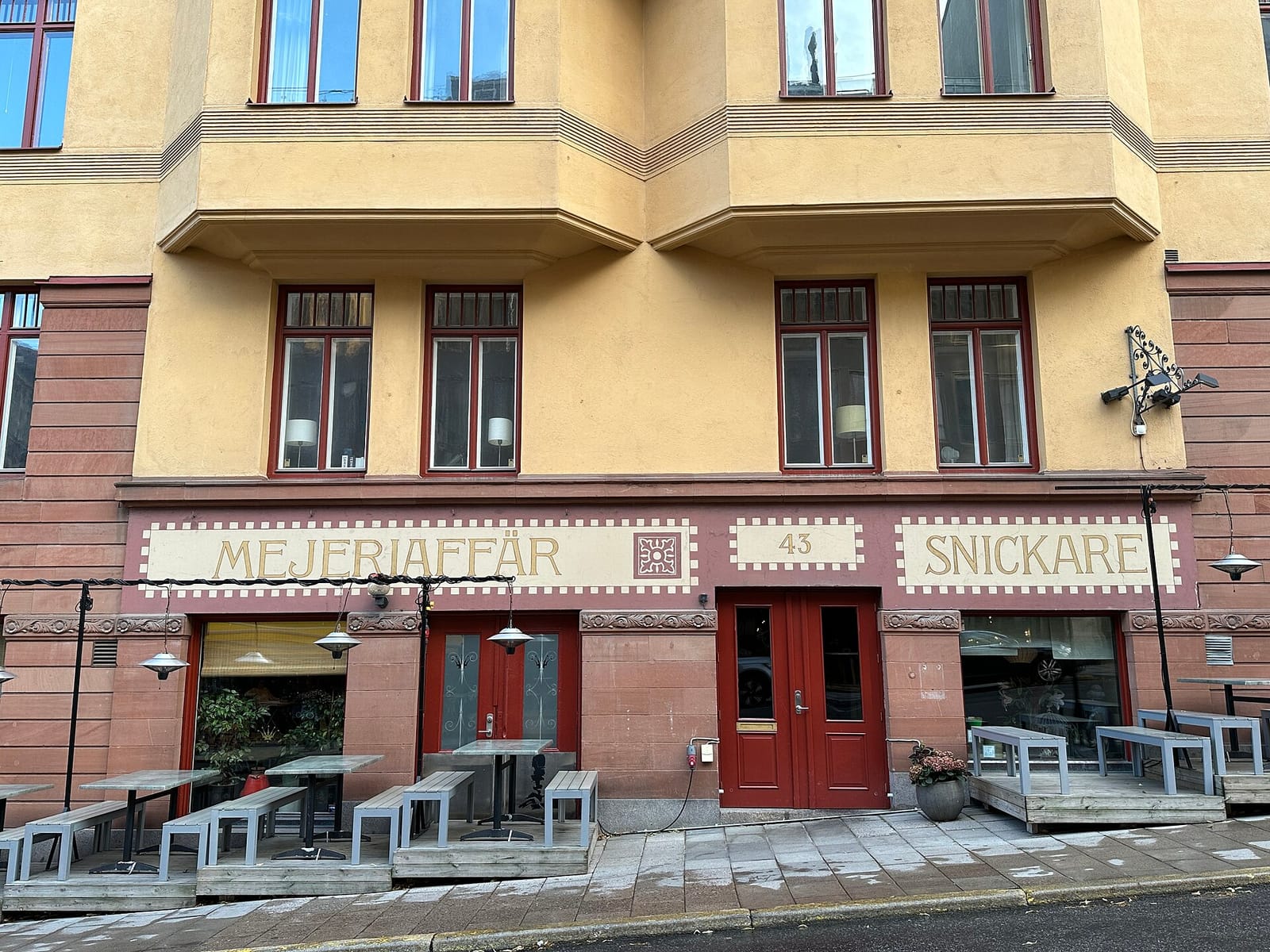 La Fleur Café & Bar photo 3