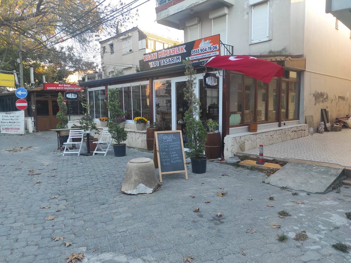 Mahalle Cafe & Bar