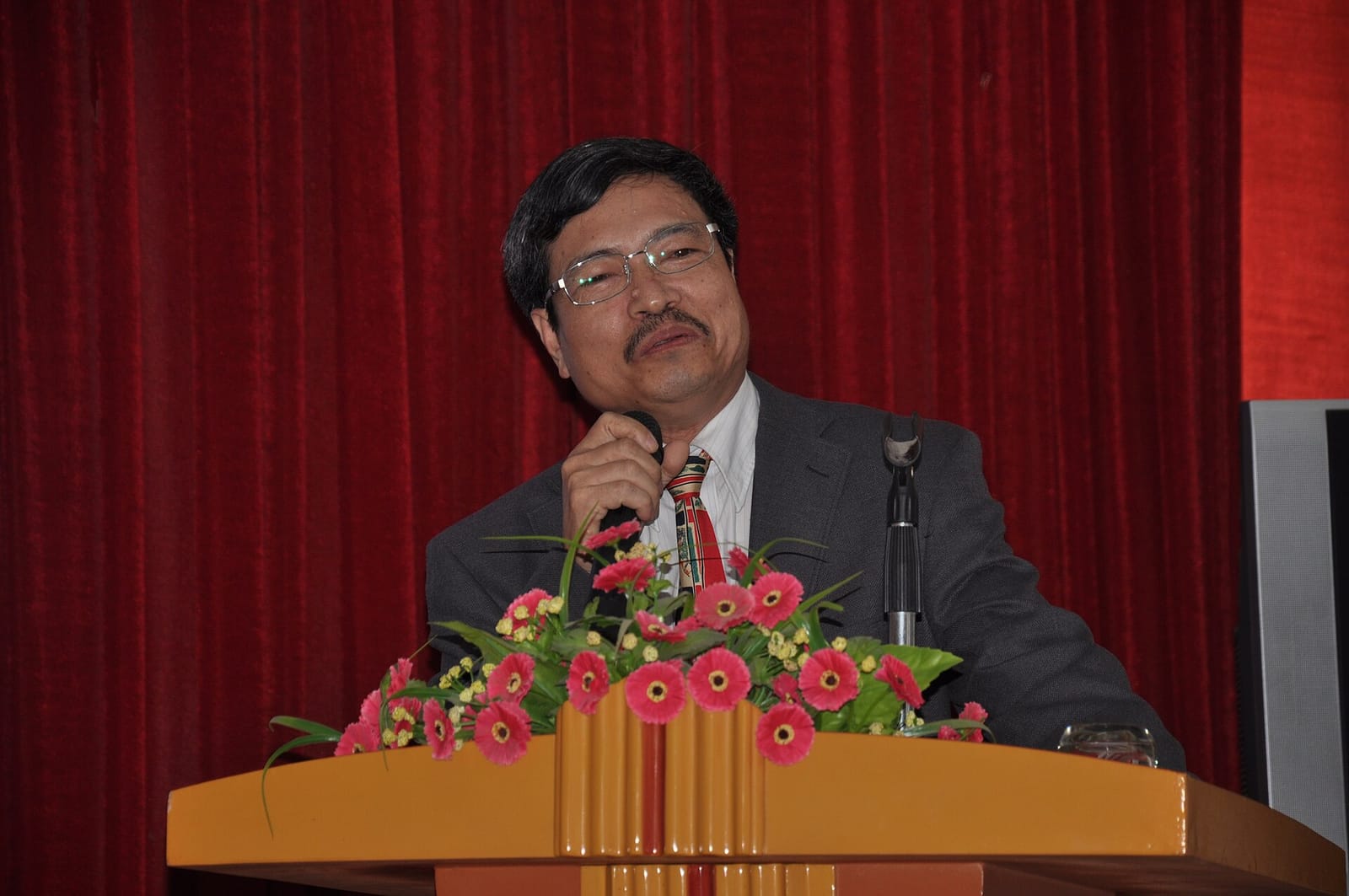 Tiệm cà phê LẠ LÙNG