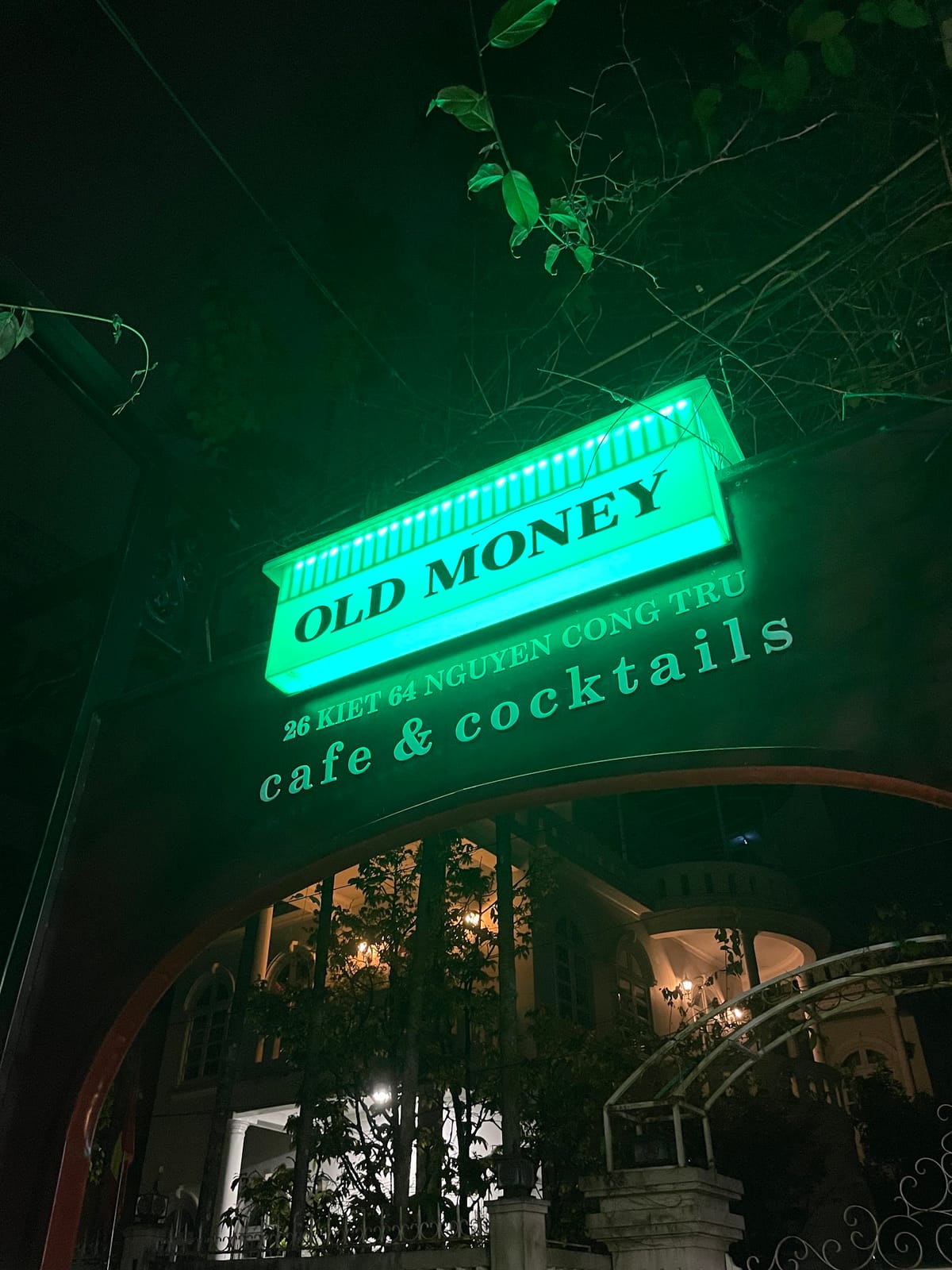 OLD MONEY cafe & cocktails