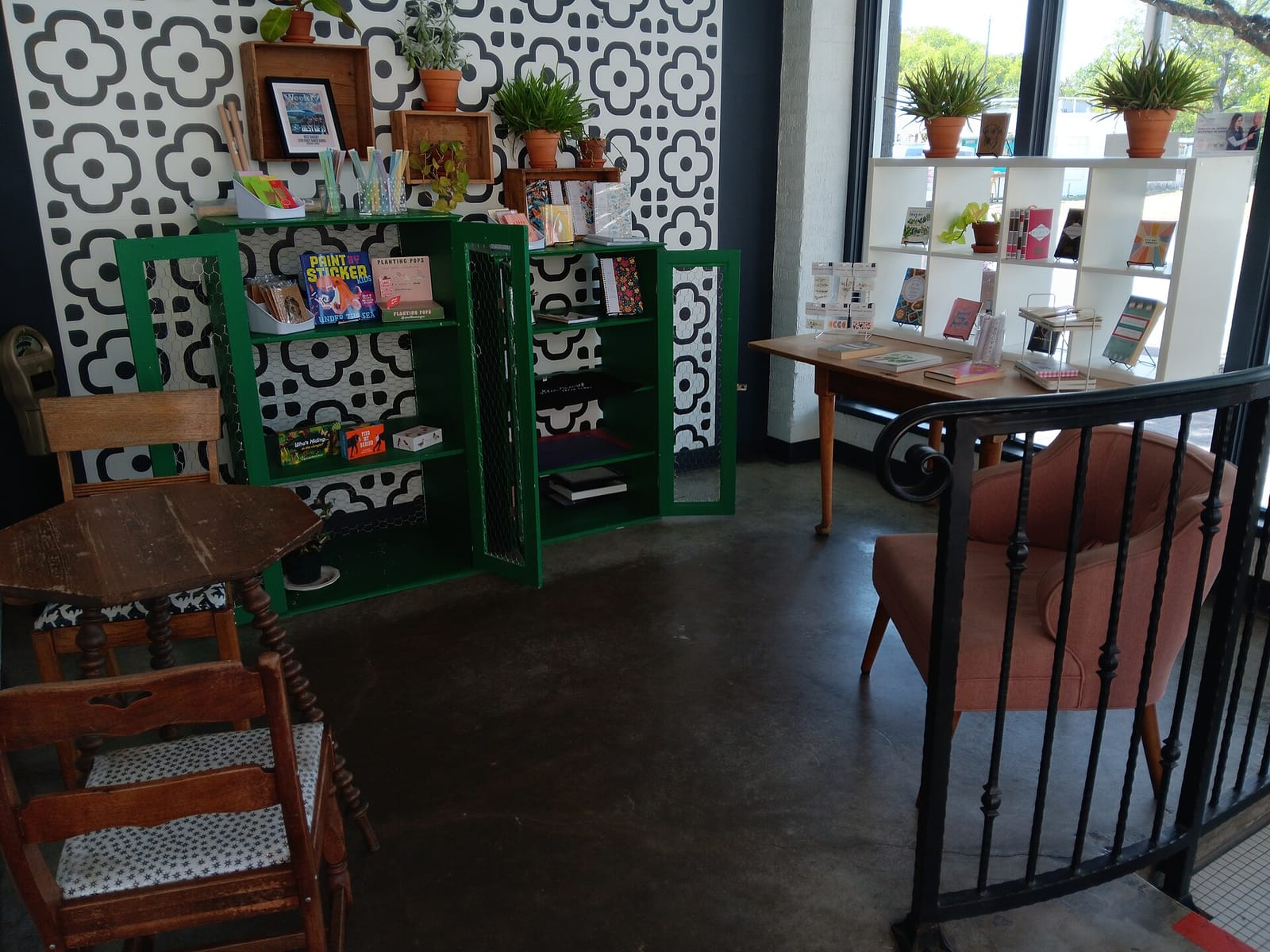 Leaves Book and Tea Shop photo 3