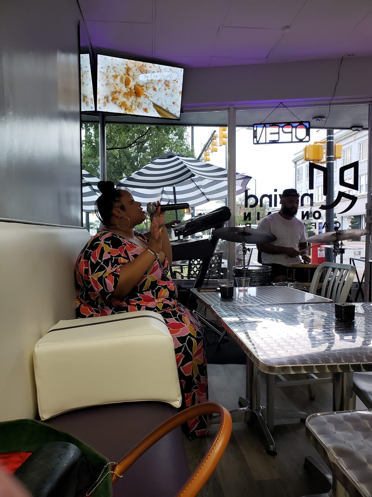 Unwind Bar + Cafe