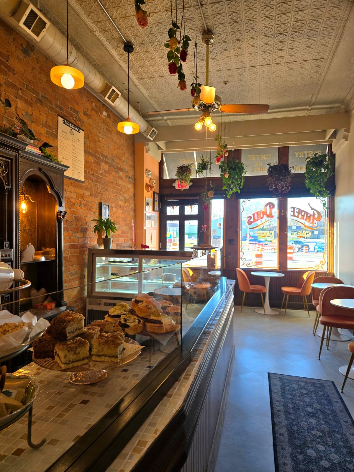 Three Dolls Cafe & Cakery