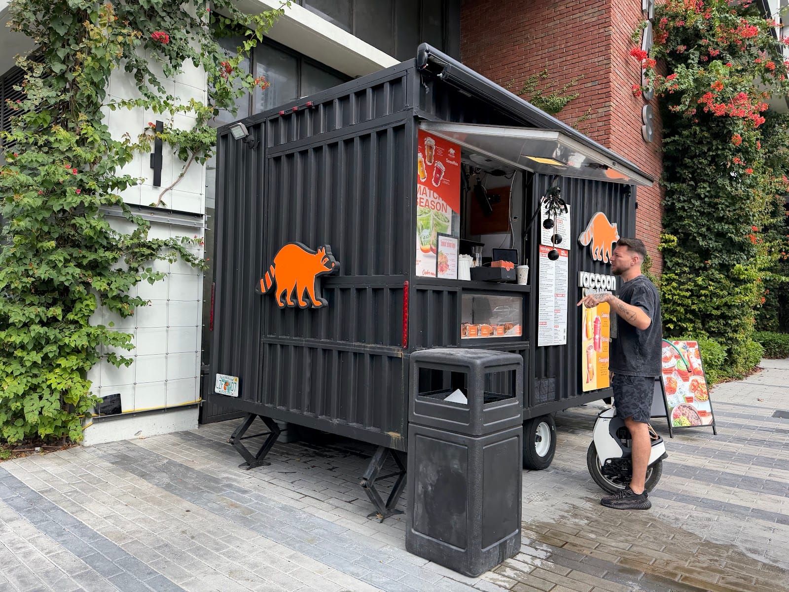 Raccoon coffee & kitchen