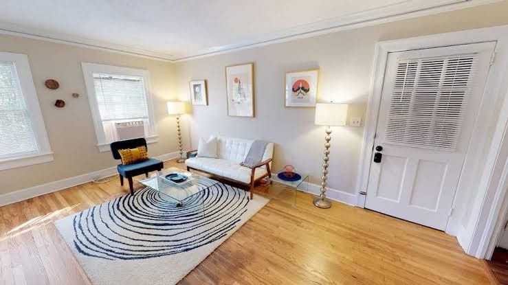 Walk to Vintage Cafe, King Bed, & Screened Porch