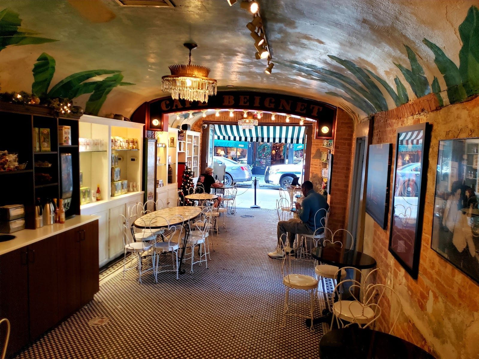 Cafe Beignet, Bourbon Street