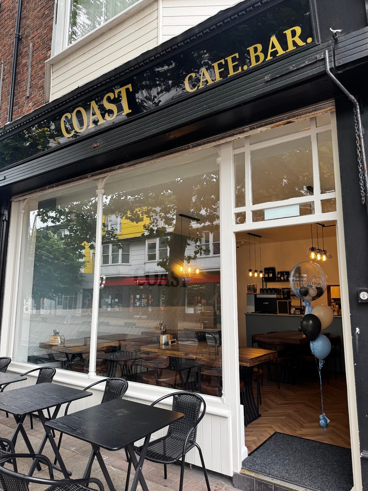 COAST CAFE. BAR.