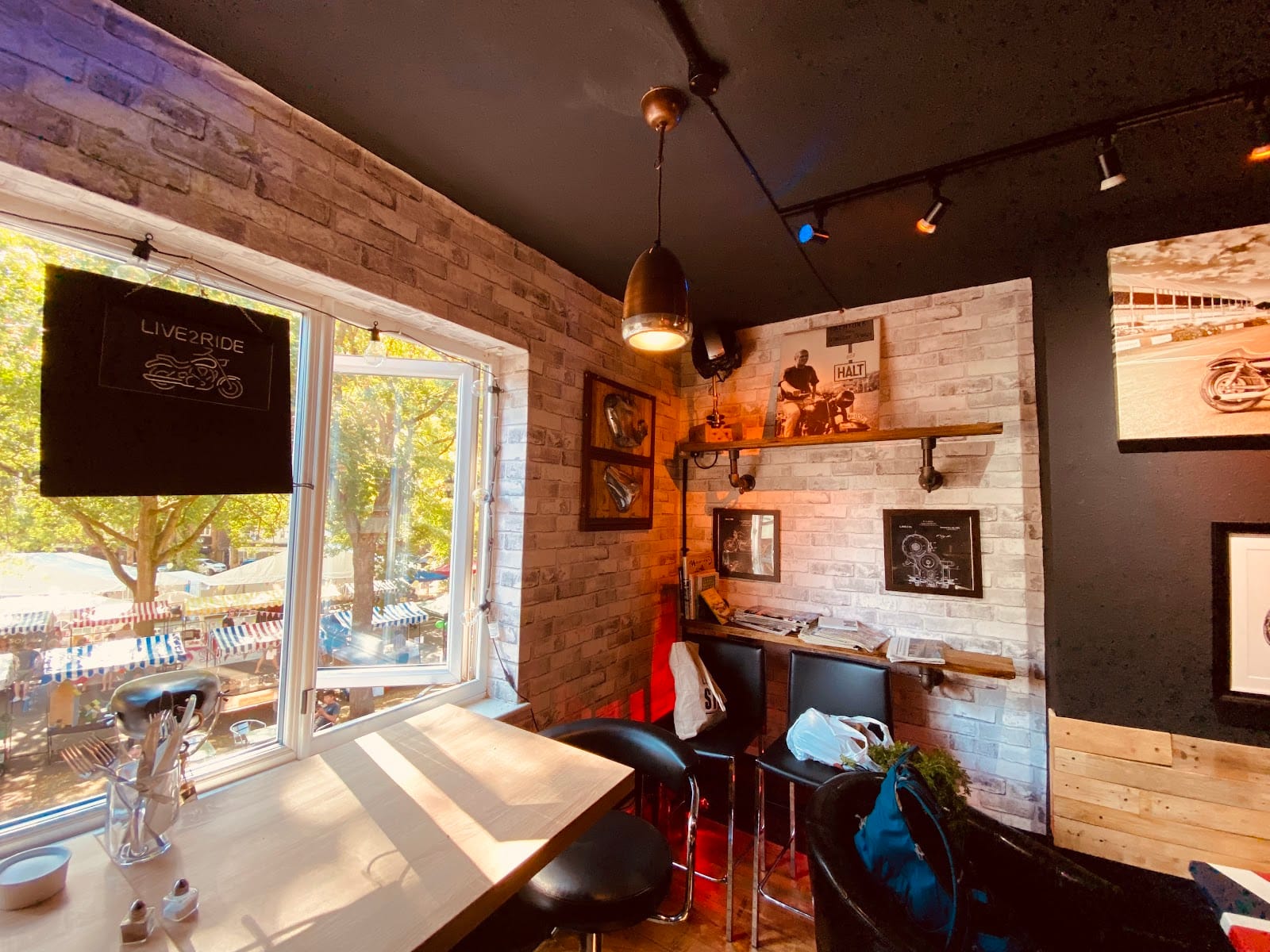 Upstairs at Chas Mann's