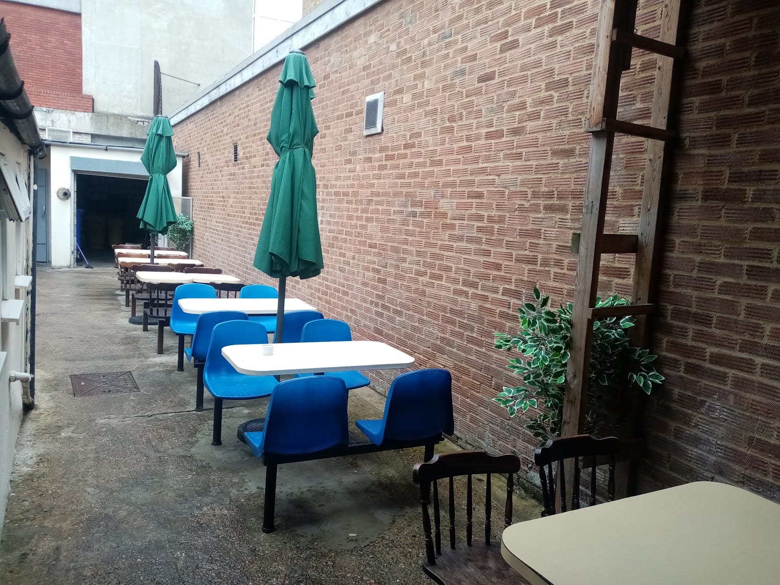 Coffee House: Alleyway Cafe