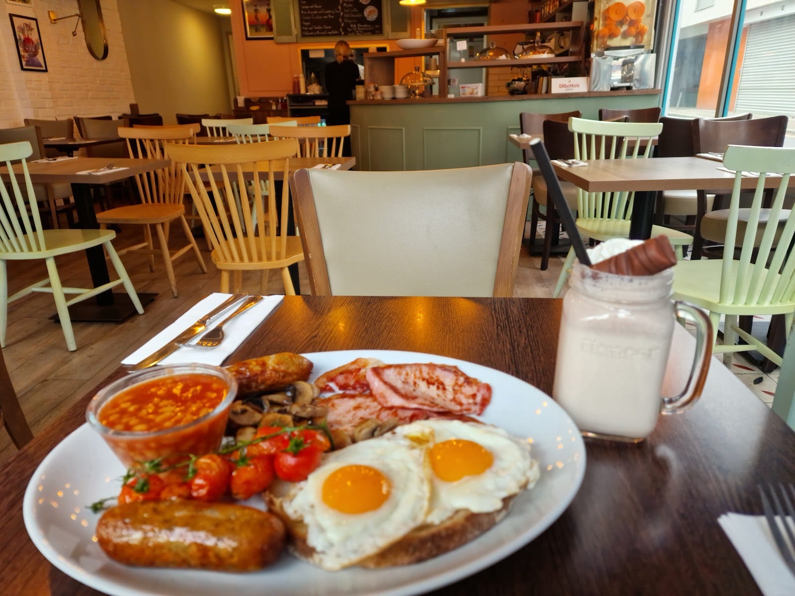 Mola Cafe & Bistro