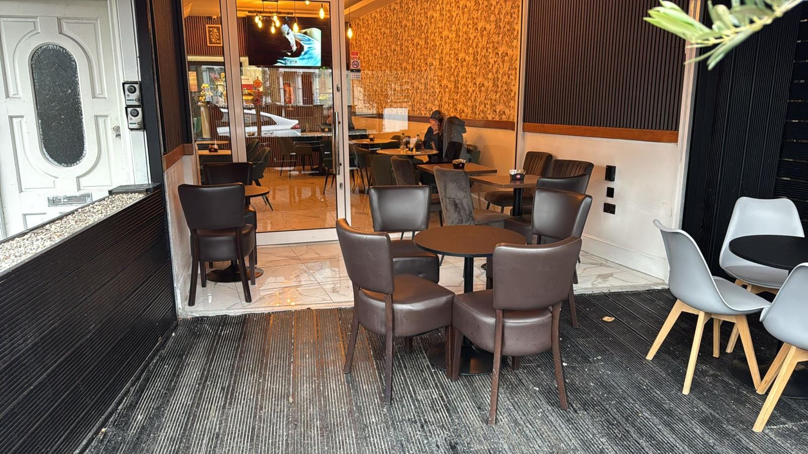 2A COFFEE BAR & POOL