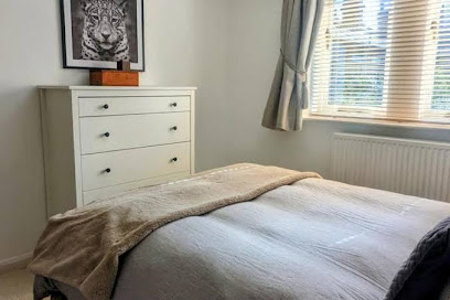 Secluded Spacious 3 bed Detached Home with Amazing Bars Coffee Restaurants and Park Walks on the Doorstep - Three-Bedroom Home