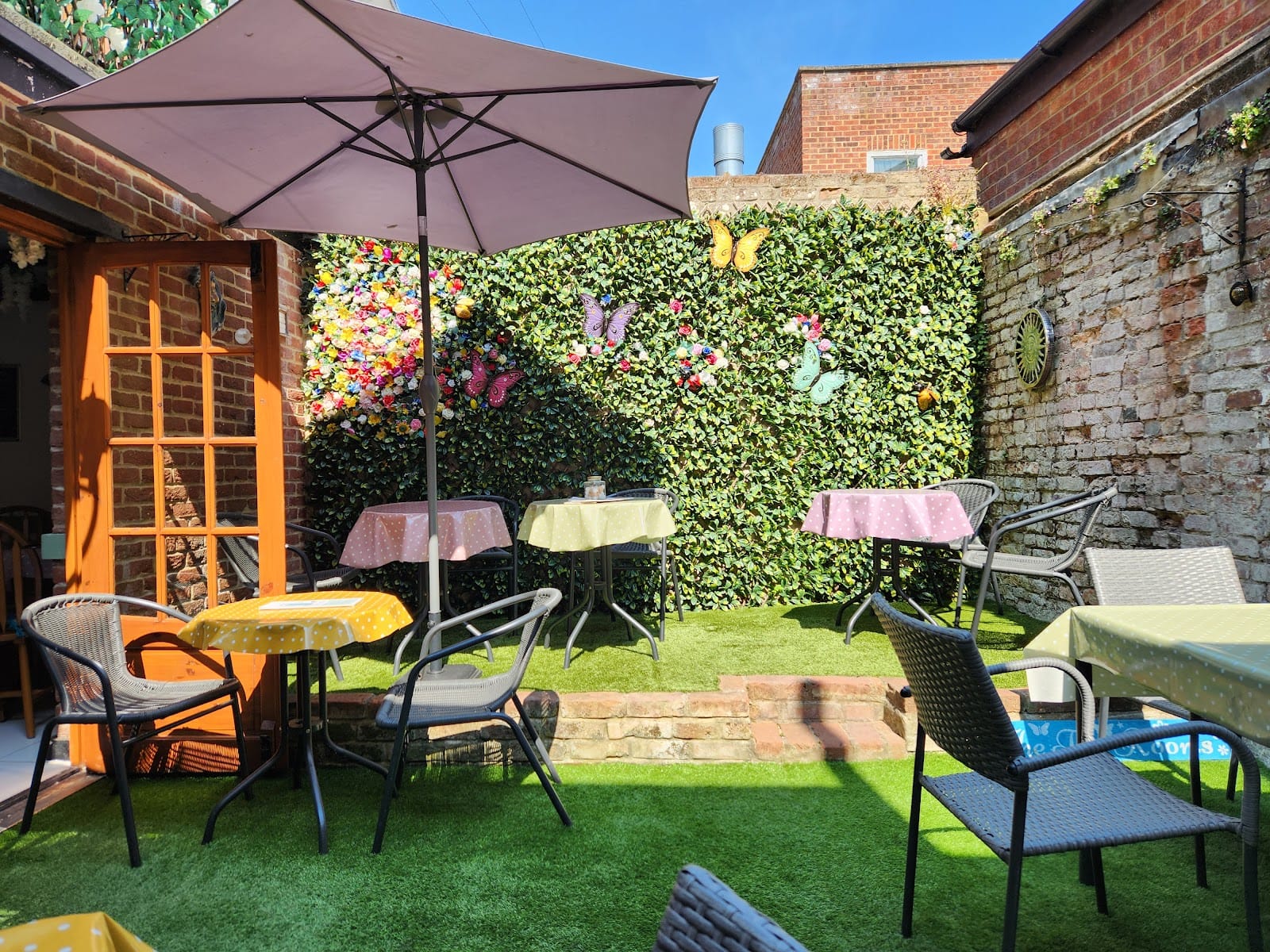 Thai Courtyard Cafe & Massage