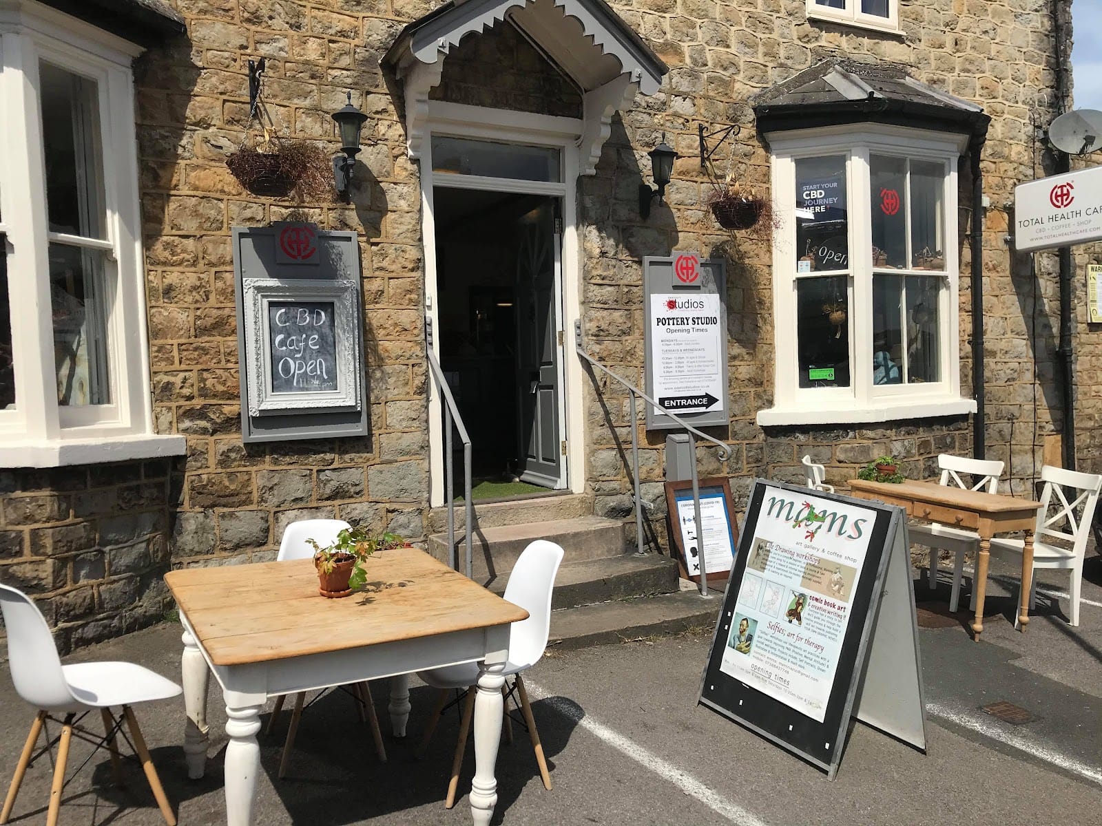 Mams Gallery & Total Health Cafe