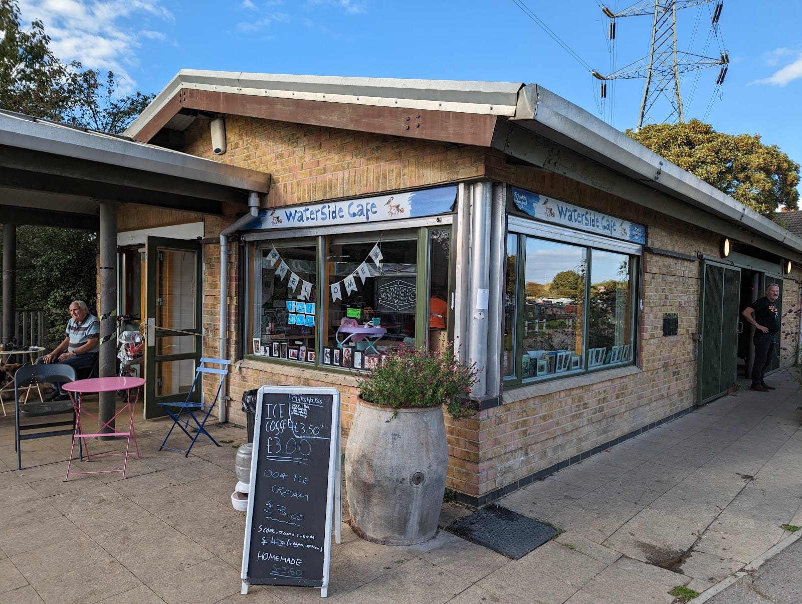 Stonebridge Lock Waterside Cafe (Dog friendly)