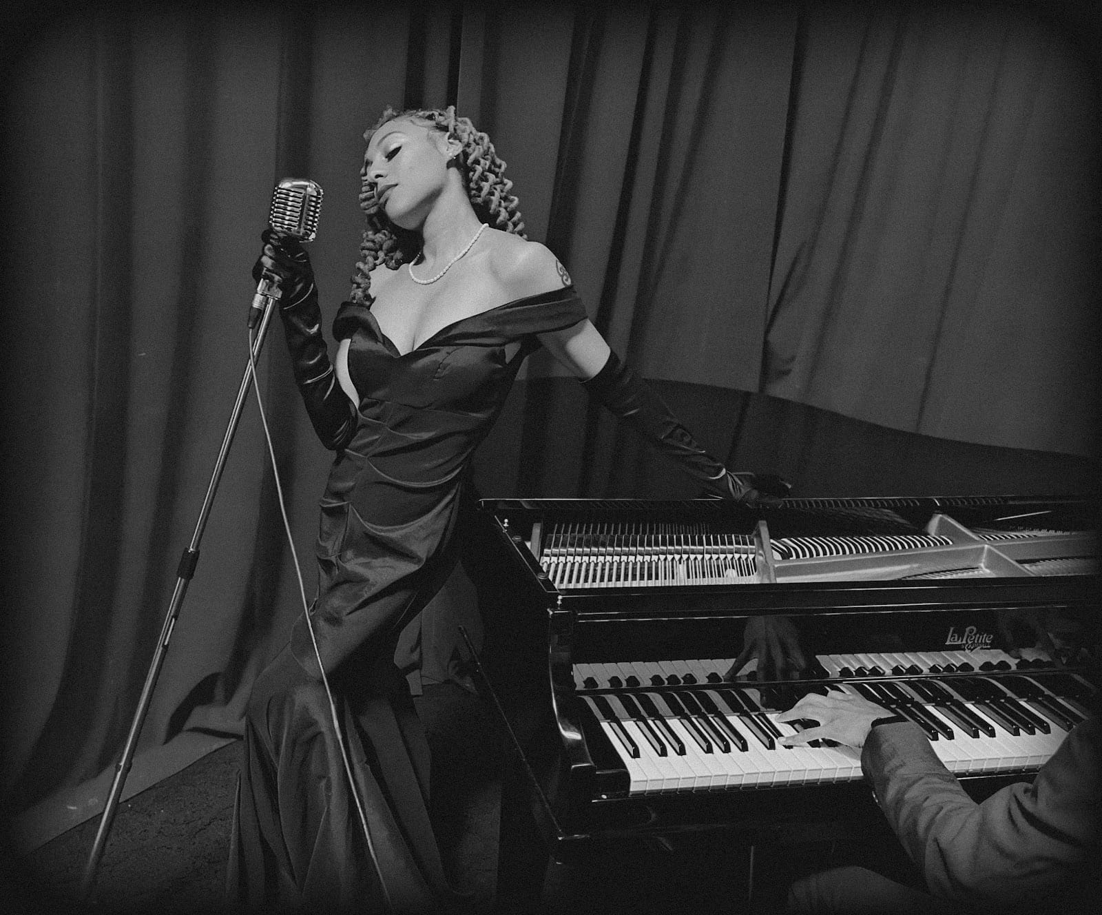 Cafe Au Lait: Music, Live Performance, and Studio Band
