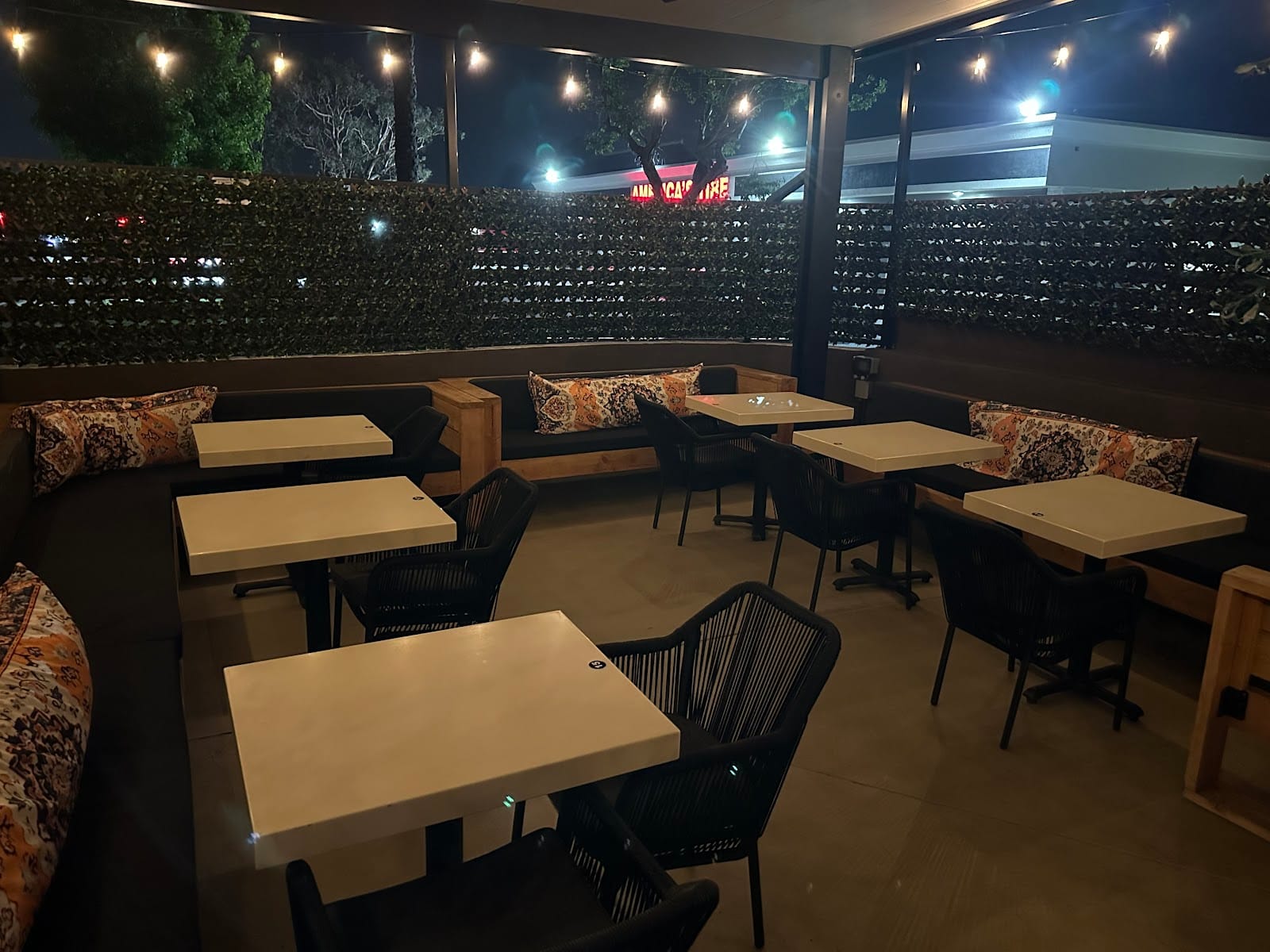 NOSH LOUNGE & CAFE