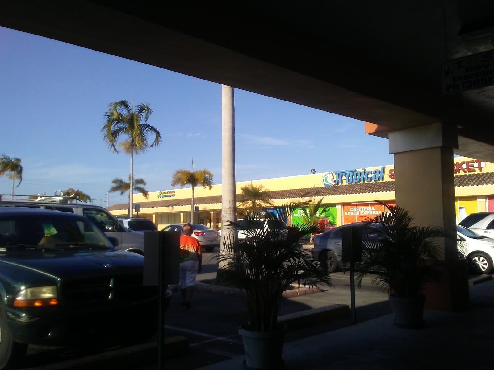 Sabor Tropical Supermarket 3