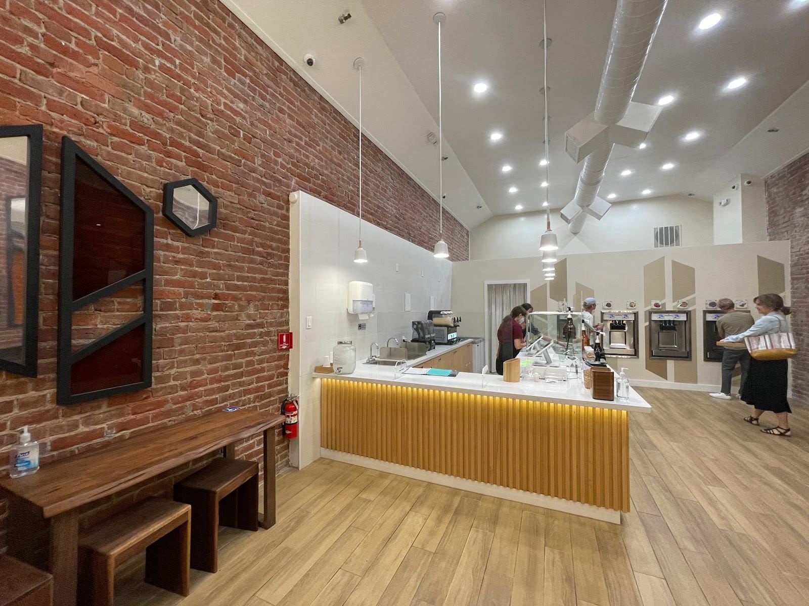 Auzzy the Bear Cafe, Boba Milk Tea, Frozen Yogurt & Smoothie Bar