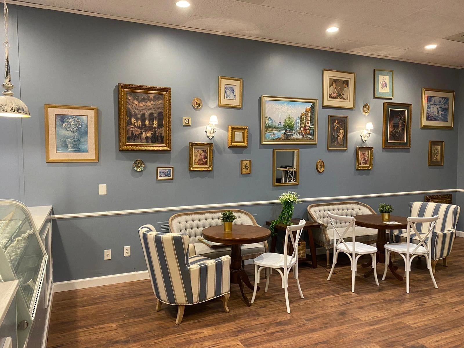 Le Vingt Trois Cafe & Bakery