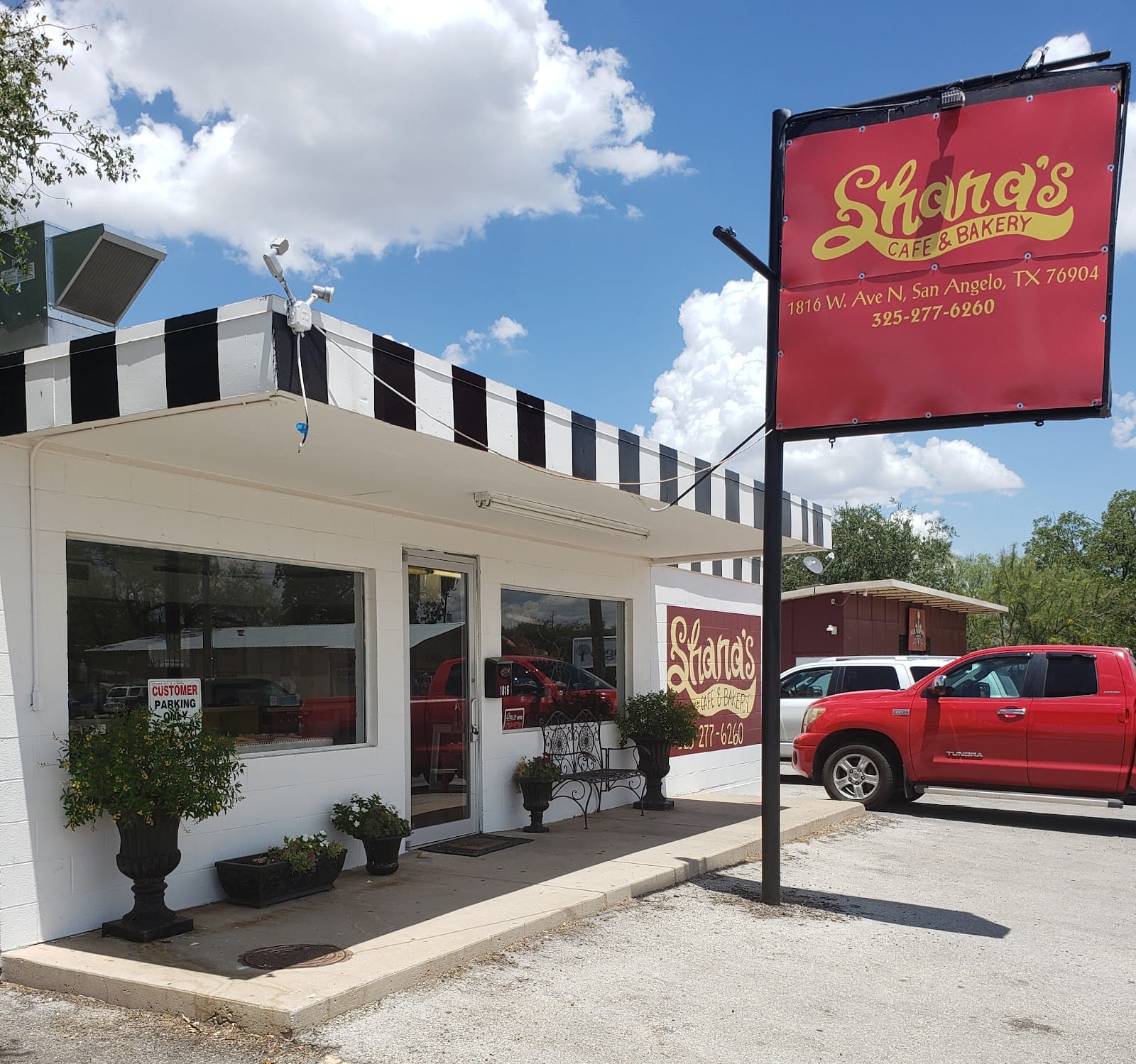 Shana's Cafe and Bakery