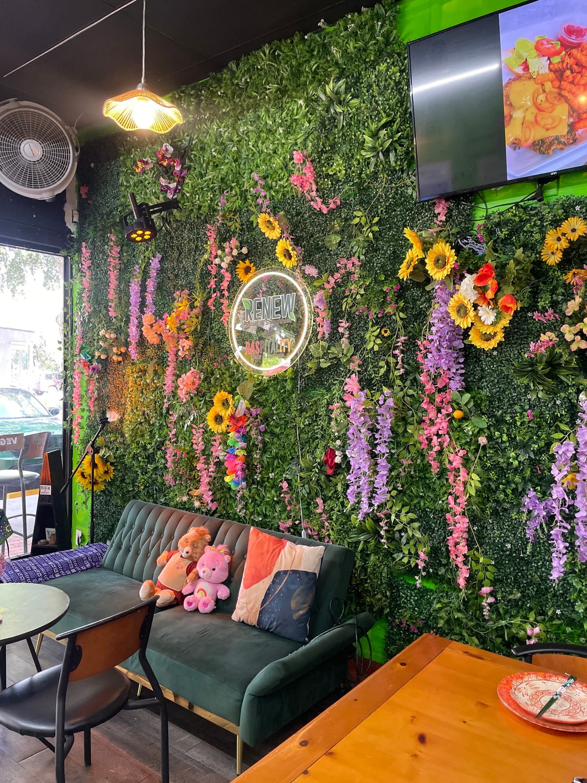 RENEW AT RASPITALITY - SMOOTHIES, SALADS, CAFE & LOUNGE