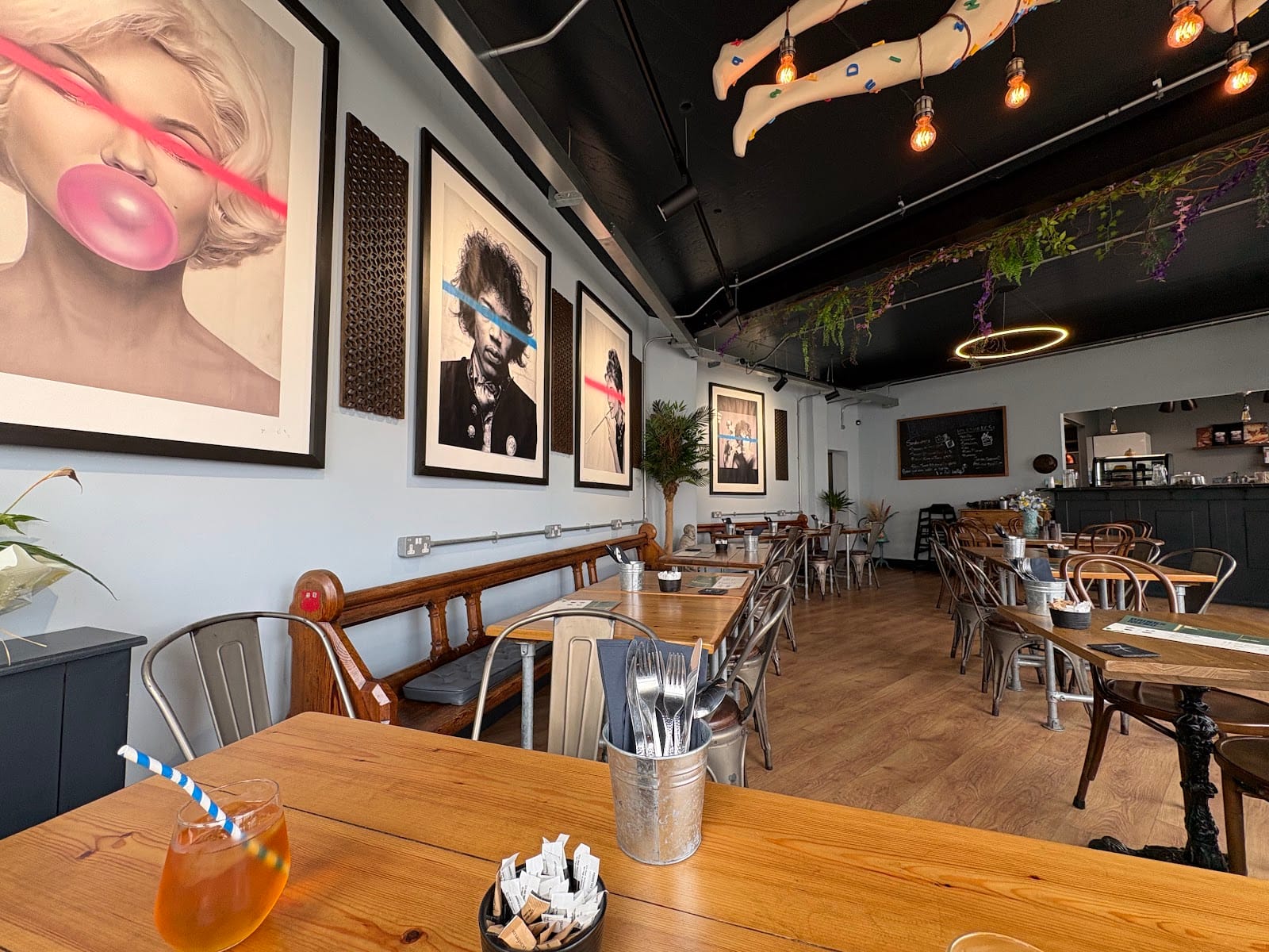 Luna & Wave Café